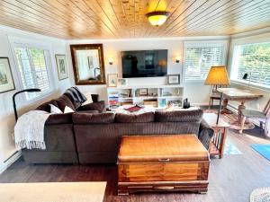 Private Beach - Port Ludlow Beach Cottage on Puget Sound的休息区