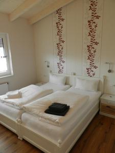 乌斯拉尔Gasthaus Johanning eK的卧室配有一张白色大床