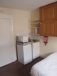 伦敦帕丁顿公寓的一间带水槽和微波炉的小厨房