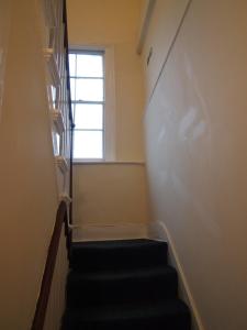 伦敦帕丁顿公寓的窗户房间的楼梯