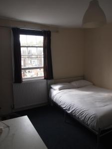 伦敦帕丁顿公寓的小型客房 - 带2张床和窗户