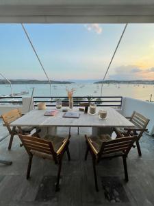 波多河丽Chrysa's Dream - Dreamy Sea View at Spacious 3BR Apt in Porto Cheli的船上的桌椅,享有风景