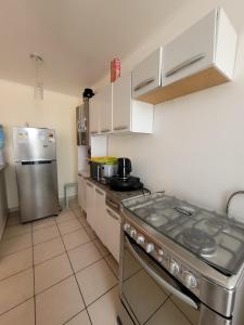 科皮亚波Atacama Valley 10的厨房配有炉灶和冰箱。