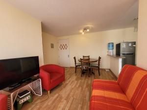 科皮亚波Atacama Valley 10的客厅配有沙发和桌子