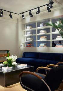 普罗维登斯院长酒店的客厅配有蓝色的沙发和桌子