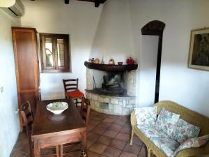 萨杜勒尼亚卡萨利生态农家乐的客厅配有桌子和壁炉