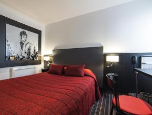 阿让Cit'Hotel Stim'Otel的酒店客房配有红色的床和红色毯子
