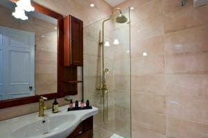 科孚镇History House的带淋浴、盥洗盆和镜子的浴室