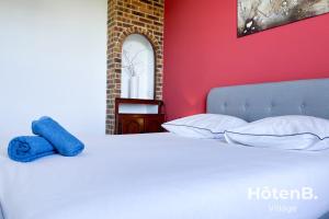 里摩日Grande maison de 140 m2 avec jardin ! 5 chambres的一张带白色枕头的床和蓝色毛巾