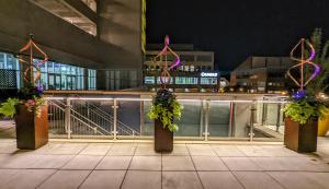 兰开斯特Holiday Inn Lancaster, an IHG Hotel的一群柱子,晚上在阳台上放着鲜花