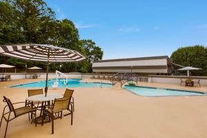 莫罗贝斯特韦斯特南湖酒店的一个带桌椅和遮阳伞的游泳池
