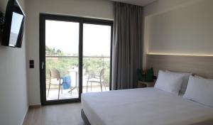 拉加纳斯Armonia Rooms的酒店客房设有一张床和一个阳台。