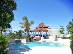 BanjarSoul Lodge Villa Lovina的一个带游泳池和凉亭的别墅