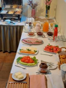 斯伽尔达桑塔酒店的一张桌子上放着许多盘子的食物