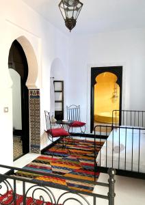 舍夫沙万达尔汉南旅馆的客厅配有桌子和地毯。