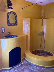 舍夫沙万达尔汉南旅馆的带淋浴和浴缸及壁炉的浴室