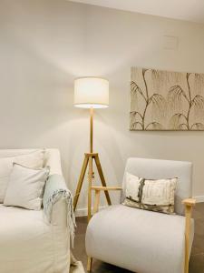 马贝拉Sea view luxury new apartment Marbella Port的客厅配有沙发、灯和椅子