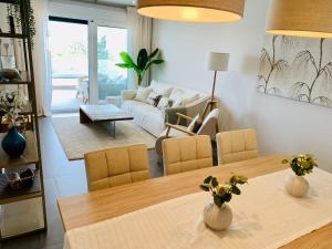 马贝拉Sea view luxury new apartment Marbella Port的客厅配有桌子和沙发