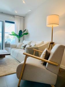马贝拉Sea view luxury new apartment Marbella Port的带沙发和台灯的客厅