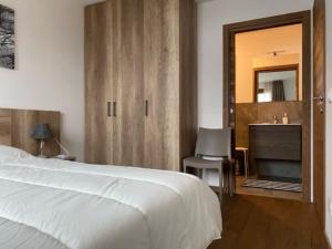 博尔米奥Appartamento trilocale luxory,sulle piste da sci的一间卧室配有一张床、一张书桌和一面镜子