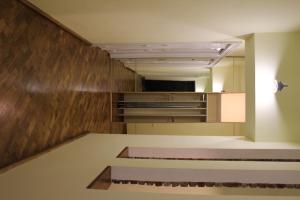 利沃夫Apartment Novyj Svit的一间空房间,设有厨房和台面