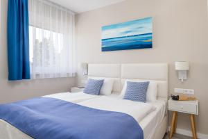 巴拉顿诺尔马迪Lake Spirit Boutique Apartments的一间卧室配有一张带蓝色毯子的大床