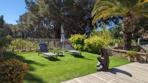 拉西约塔Villa Serena的一个带两把椅子和一把伞的院子
