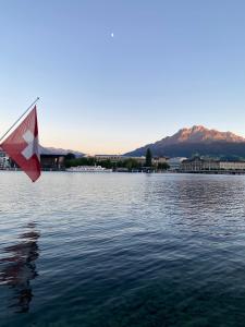 卢塞恩Apartment auf dem Bauernhof的一只红白的风筝飞过一排水面