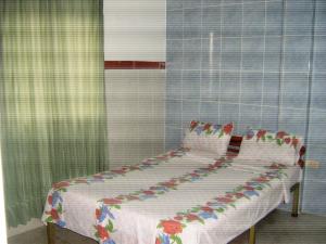比亚维森西奥Hotel Arpa de Aguas的一间客房内配有两张床的房间
