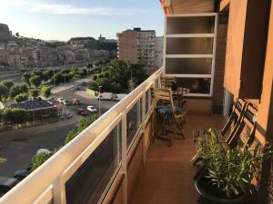 Apartamento recién reformado con vistas al río的阳台或露台