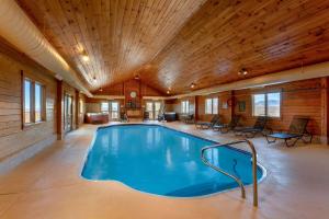兰奇利Rangeley Lake Resort a Ramada by Wyndham的一座带木制天花板的大型室内游泳池