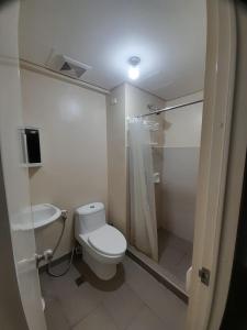 伊洛伊洛A’s Condo的浴室配有卫生间、淋浴和盥洗盆。