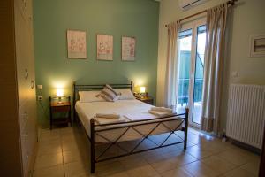 卡梅纳维洛拉茨厄托斯公寓的一间卧室配有一张带两张桌子和一扇窗户的床。