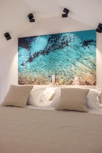 苏佩塔尔MAR Luxury Apartment的卧室配有一张大床上方的大画