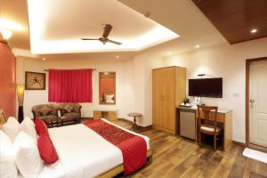 新德里新德里四季机场酒店的配有一张床和一台平面电视的酒店客房