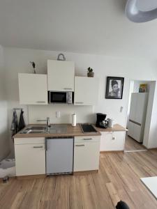 施奥弗灵Apartment 2 Gäste的厨房配有白色橱柜和水槽