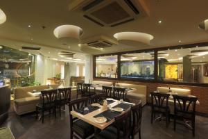 新德里新德里四季机场酒店的餐厅内带桌椅的用餐室