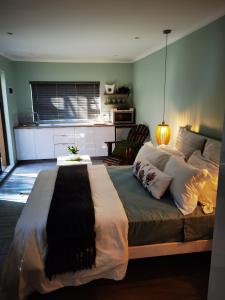 巴利托Calla—Cottage的一间卧室,卧室内配有一张大床