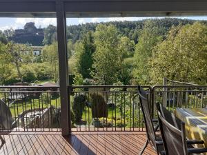 达恩Haus WoogArt的一个带椅子的阳台,享有花园的景色