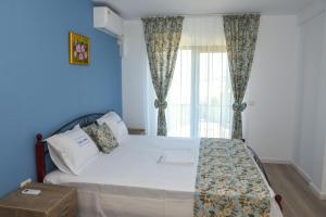 苏利纳Vila Siena的一间卧室设有一张大床和窗户