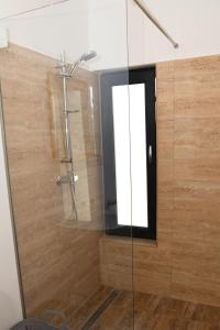 苏利纳Vila Siena的浴室里设有玻璃门淋浴