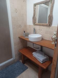 索尔格La Vigne的一间带水槽和镜子的浴室