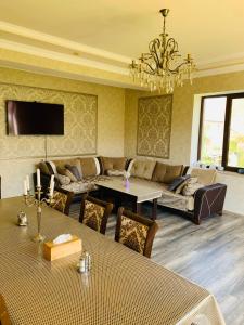 AreniSiran Guest House的客厅配有沙发和桌子