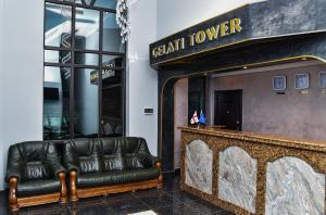 Gelat'iGelati Tower的商店前带真皮沙发的大堂