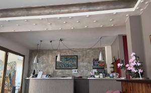 代森扎诺-德尔加达普里马维拉酒店的厨房设有带吧台的酒吧