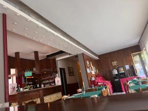 代森扎诺-德尔加达普里马维拉酒店的一间带桌椅和镜子的用餐室