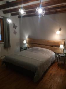 希伯维列Gite Rammelstein的一间卧室配有一张大床和灯光