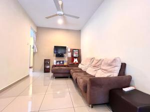 马六甲VGO House的带沙发和电视的客厅