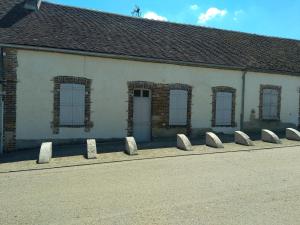 Villefranche-Saint-Phalgîte chez Anne et Flo的前面有一排石墙的建筑