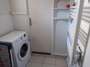 Villefranche-Saint-Phalgîte chez Anne et Flo的小型浴室内的洗衣机和烘干机